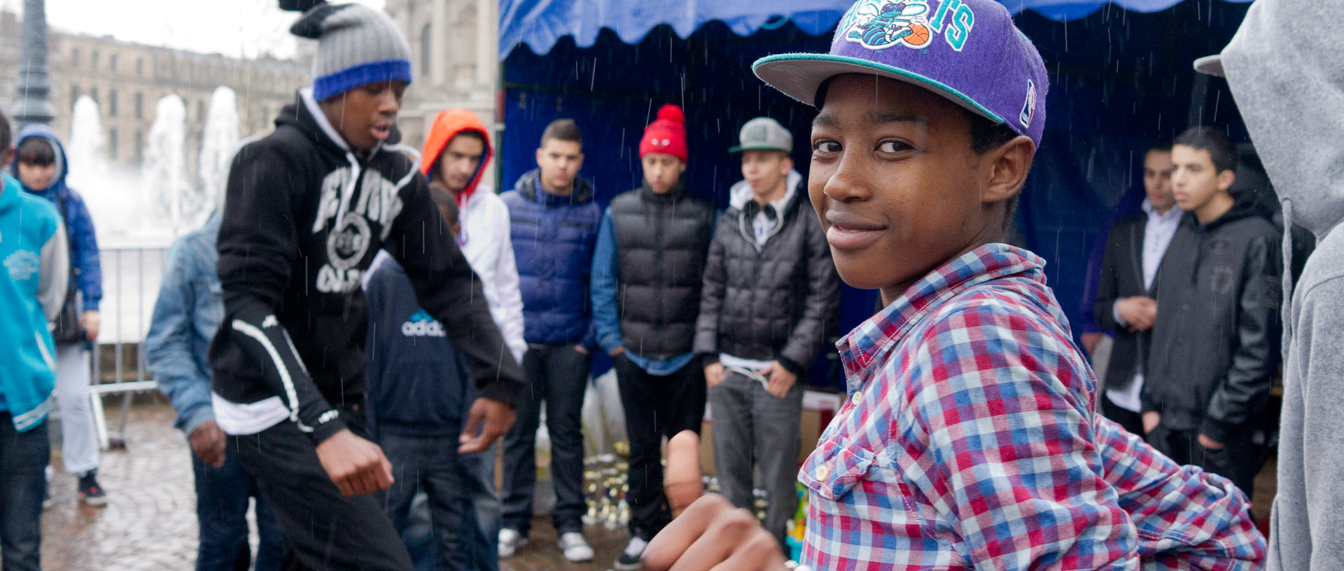 Pouce levé pendant une hip hop battle, place de la République, à Lille.