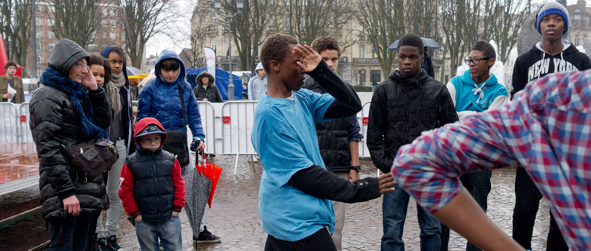 Jeune danseur et jeune admirateur, pendant une hip hop battle, place de la République, à Lille.