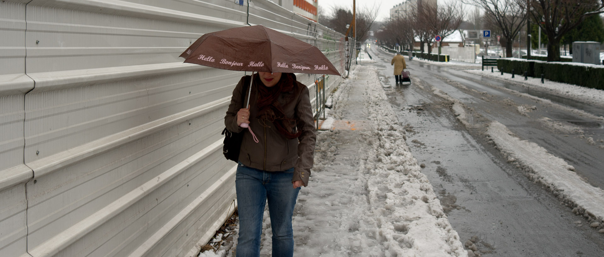 Femme avec un parapluie, sous la neige, rue Isaac-Holden, à Croix.