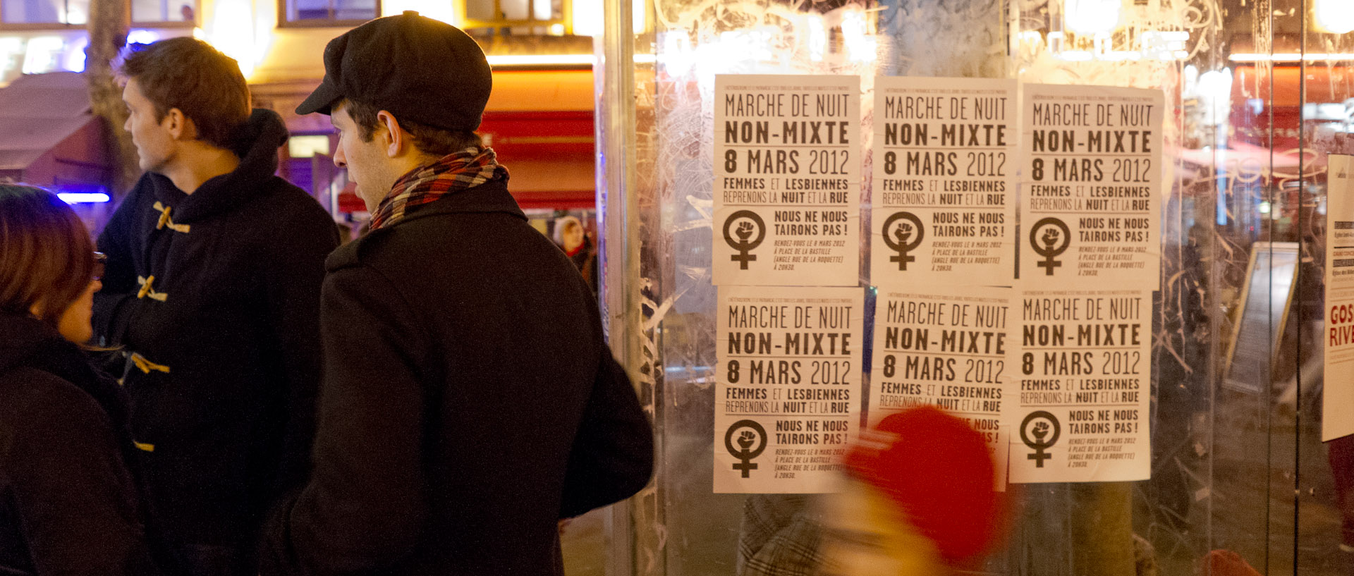 Affichettes pour appeler à une manifestation de femmes et de lesbiennes pendant la Journée de la femme, rue du Faubourg Saint-Antoine, à Paris.