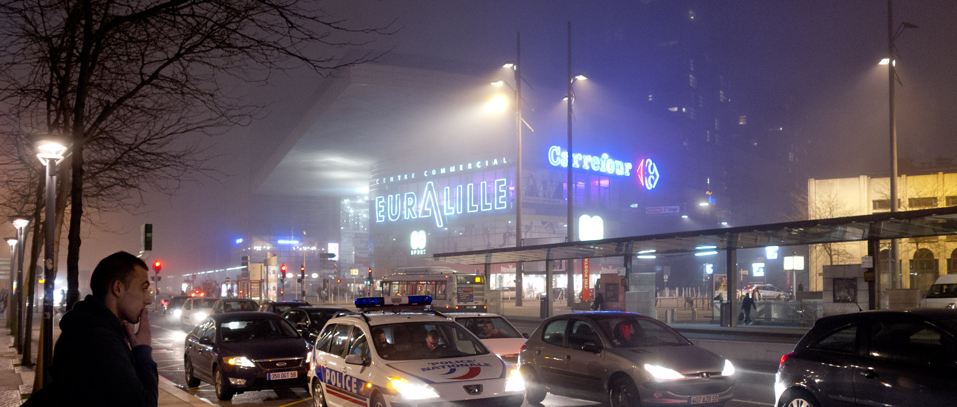 Euralille, la nuit, par brouillard, à Lille.