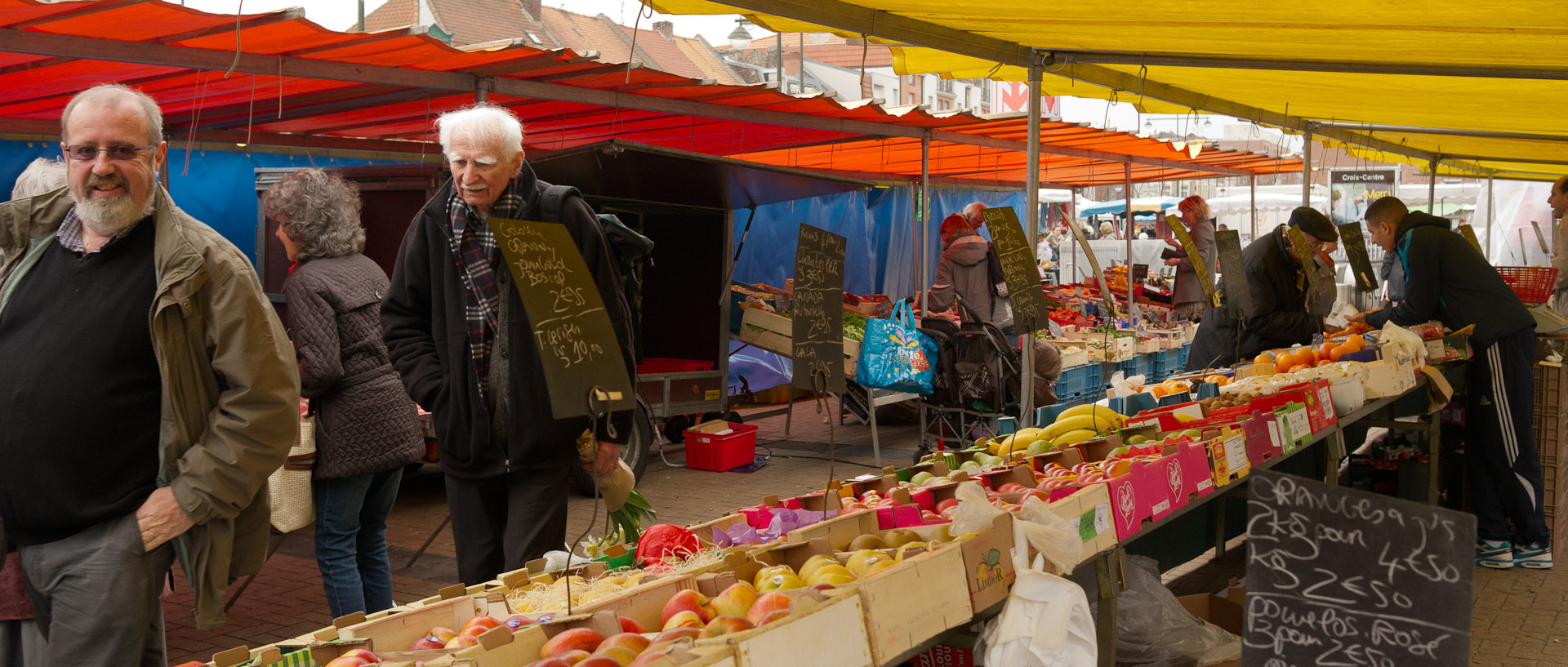 Vieil homme, au marché du centre, place des Martyrs de la Résistance, à Croix.
