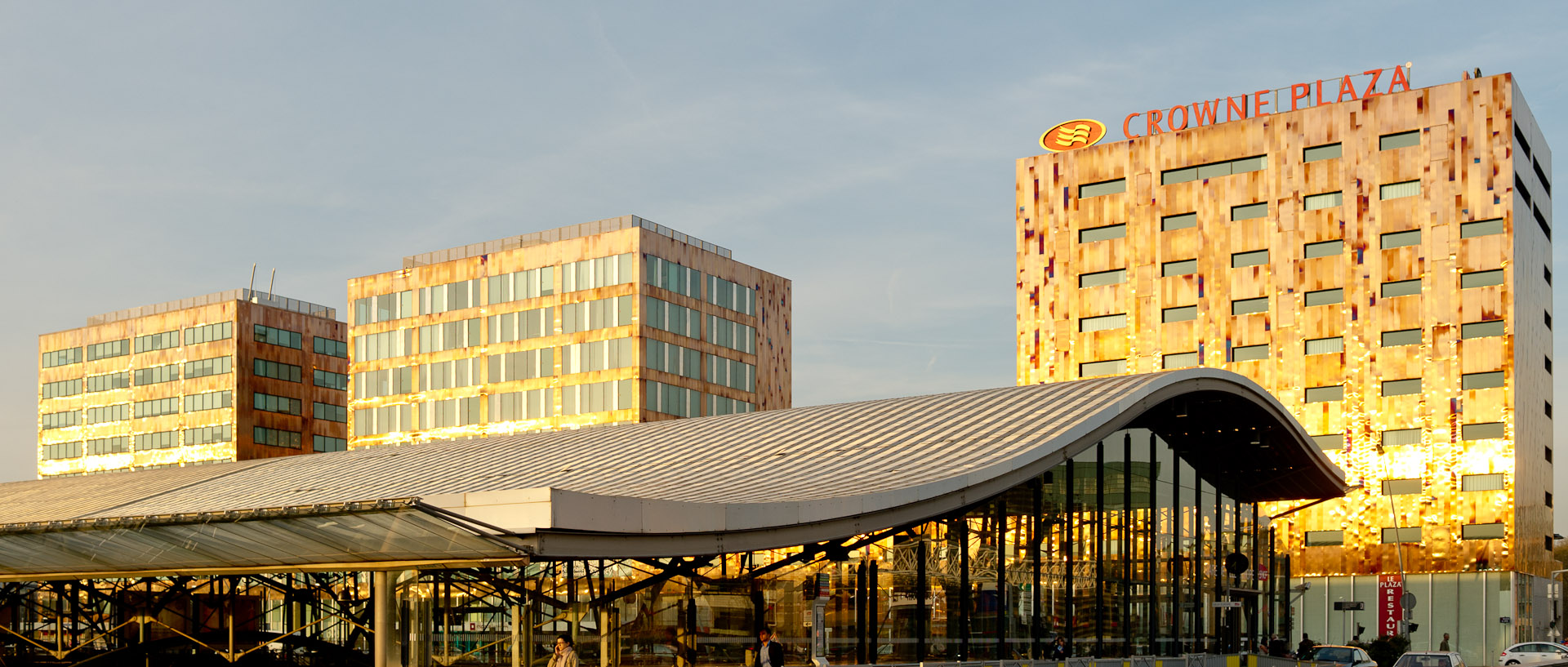 Immeubles derrière le toit de la gare Lille Europe, boulevard de Leeds, à Lille.