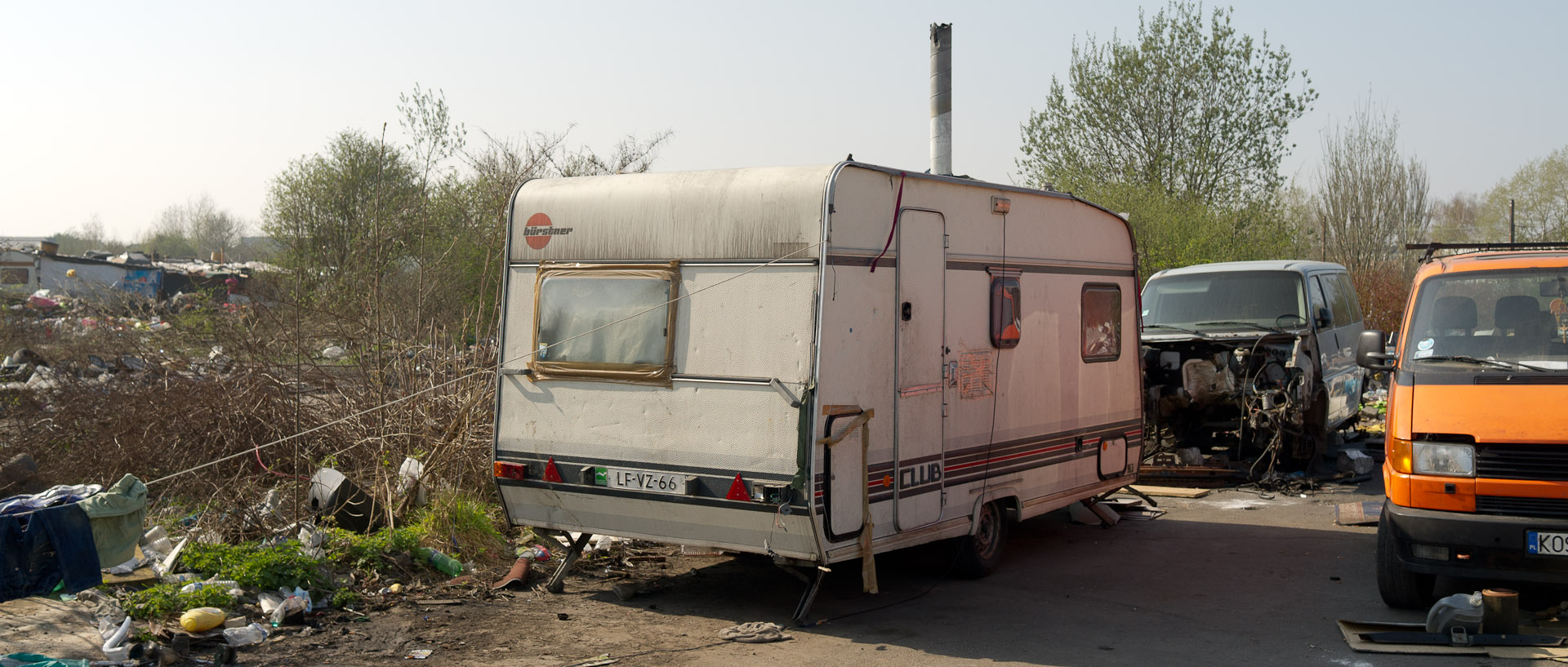 Vieille caravane, dans un campement Roms, porte d'Arras, à Lille.