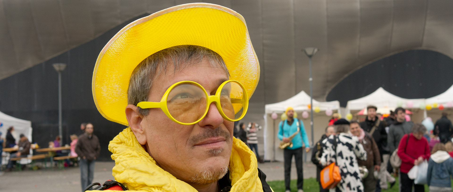 Homme en jaune au carnaval de Wazemmes, Maison Folie Wazemmes, à Lille.