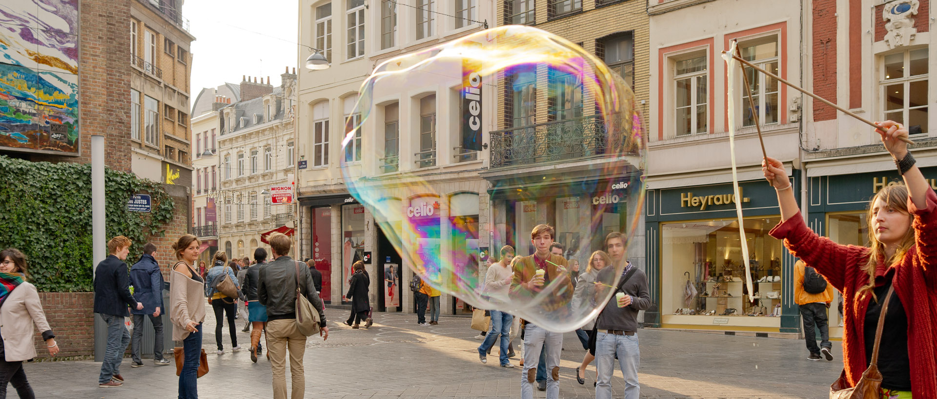 Jeu de bulles de savon, rue de Béthune, à Lille.