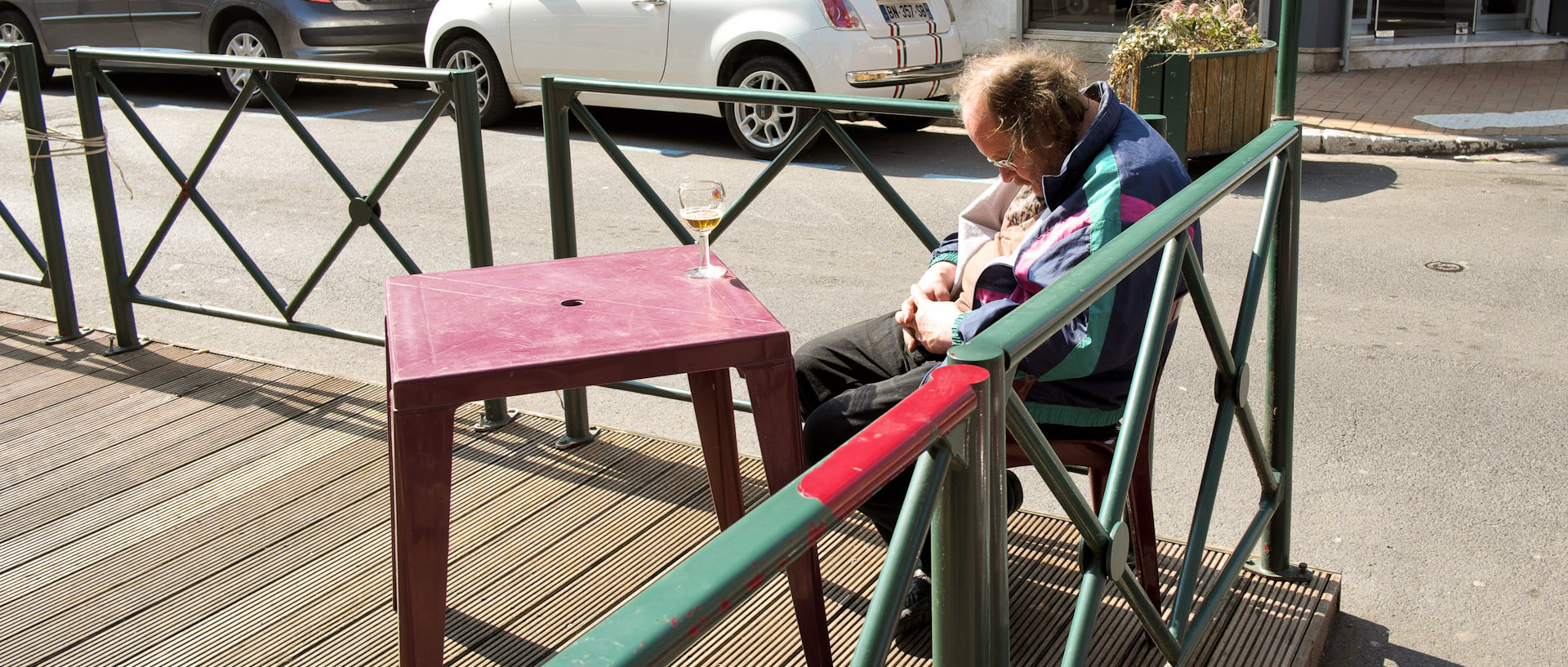 Homme dormant devant sa bière, à la terrasse d'un café, rue de la Paix, à Lens.
