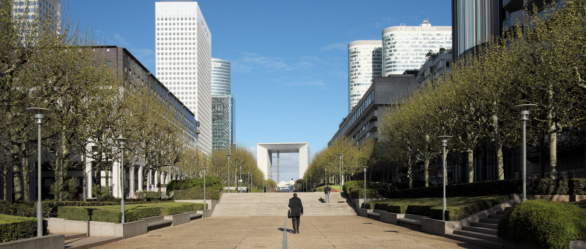 Passants, esplanade de La Défense, à Paris.