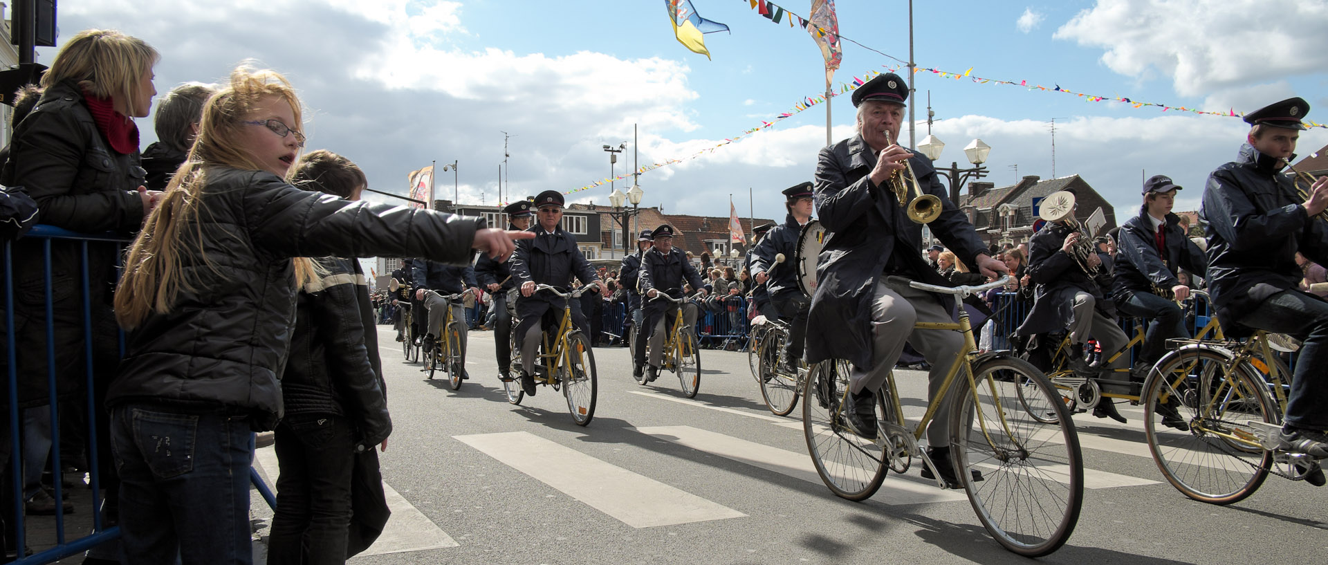 Trompettiste à vélo dans le défilé du carnaval, rue Carnot, à Wattrelos.