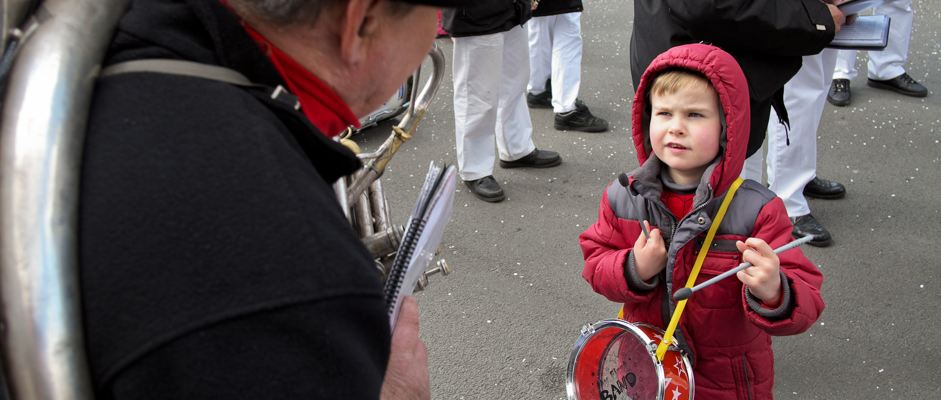 Enfant avec un petit tambour dans le défilé du carnaval, rue Carnot, à Wattrelos.