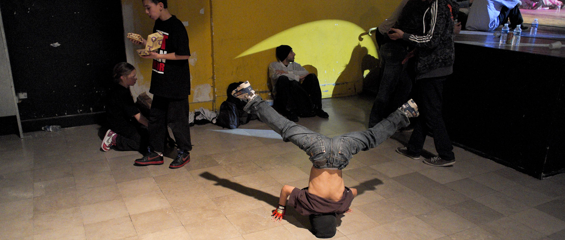 Jeune garçon dansant au pied de la scène, pendant un battle de hip hop, salle Watremez , à Roubaix.