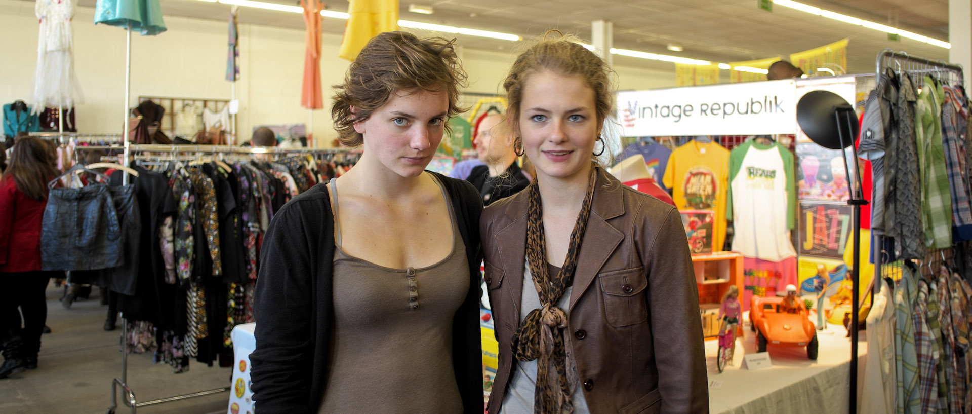 Deux jeunes filles, aux Folies vintage, à L'Usine, à Roubaix.