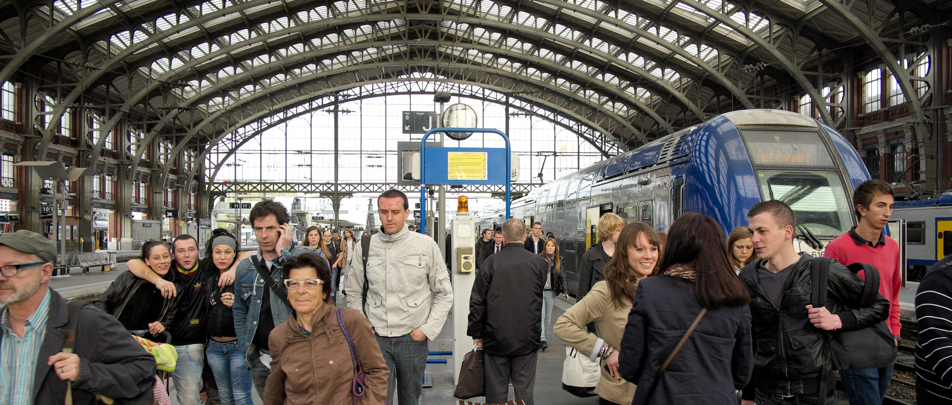 Voyageurs descendant d'un train, gare de Lille Flandres.