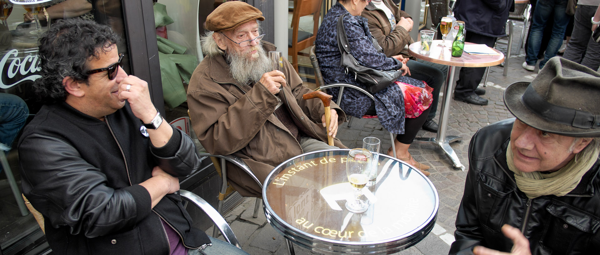 Clients attablés à une terrasse de café, pendant le festival des Arts de la rue, à Tourcoing.