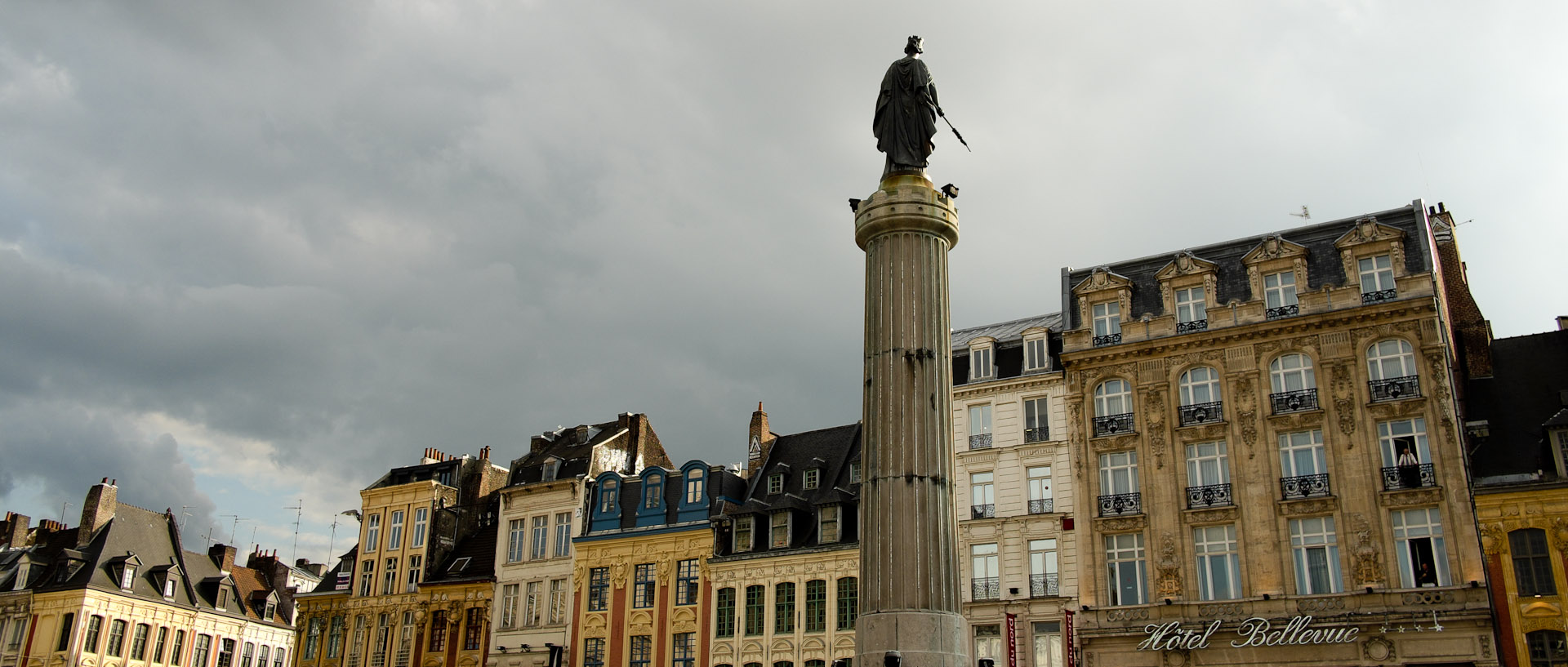 Ciel noir sur la place du Général-de-Gaulle, à Lille.