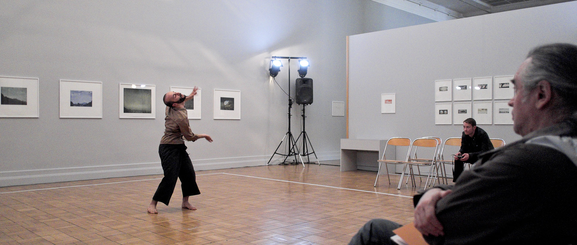 Performance du danseur et chorégraphe Daniele Ninarello, au musée MUba Eugène Leroy, à Tourcoing.