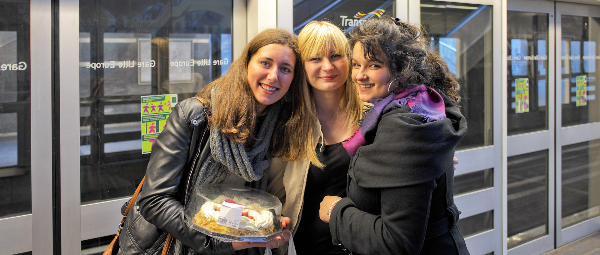 Jeunes filles avec un gateau d'anniversaire à la station de métro Lille Europe.