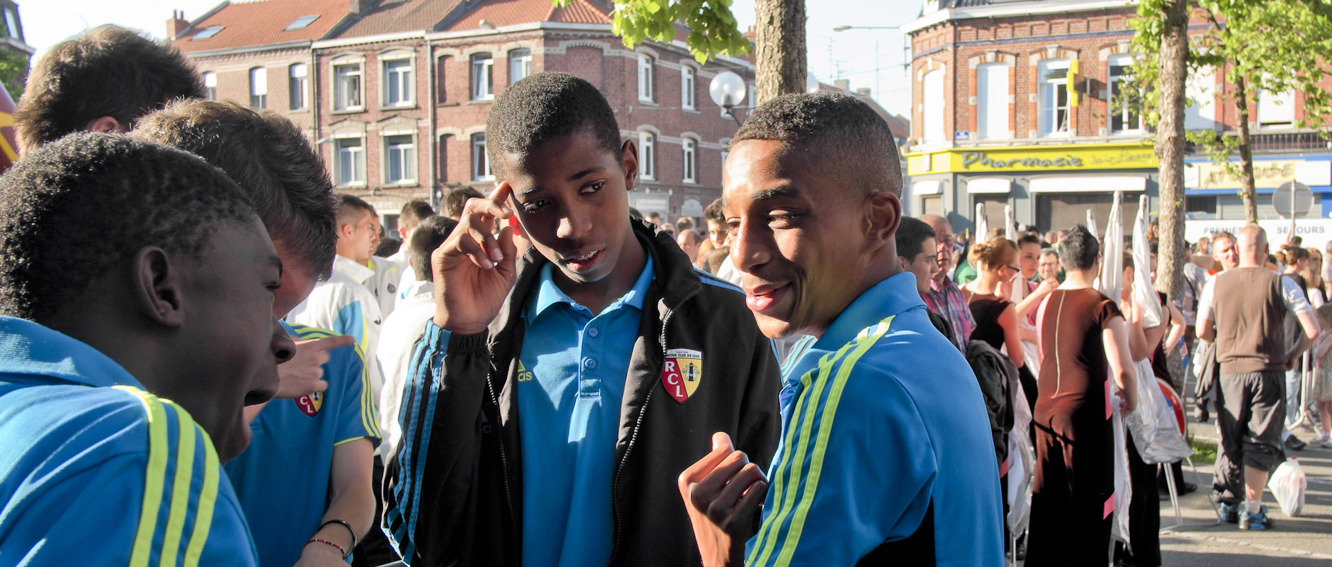 Jeunes footballeurs au départ du défilé pour le tournoi international de football, place de la Liberté, à Croix.