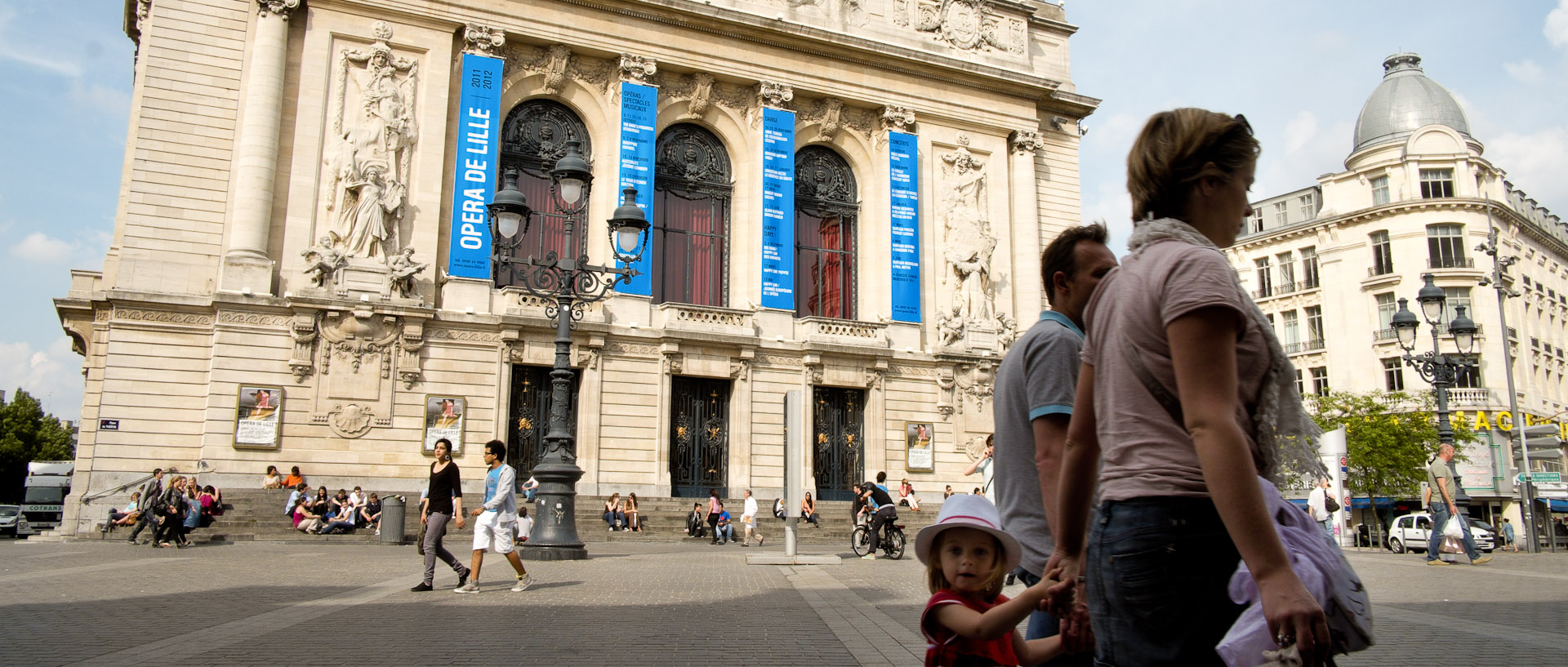 Petite fille devant l'Opéra, place du Théâtre, à Lille.