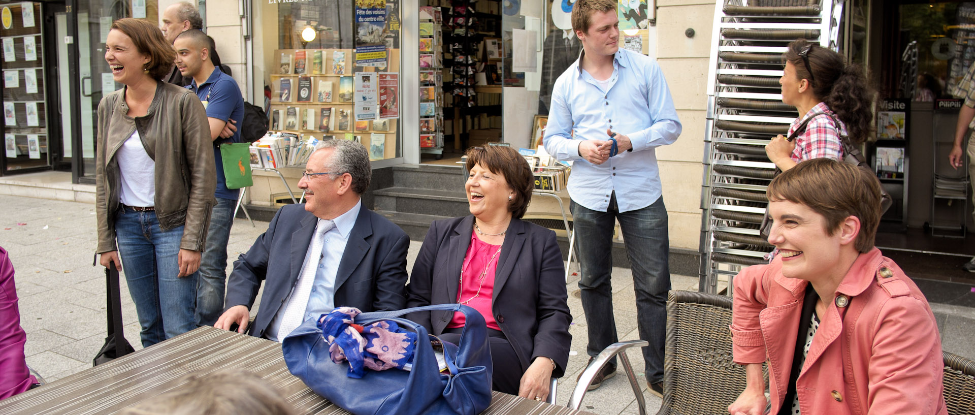 Martine Aubry attendant Cecile Duflot en riant, à la terrasse d'un café, Grand Place, à Roubaix.