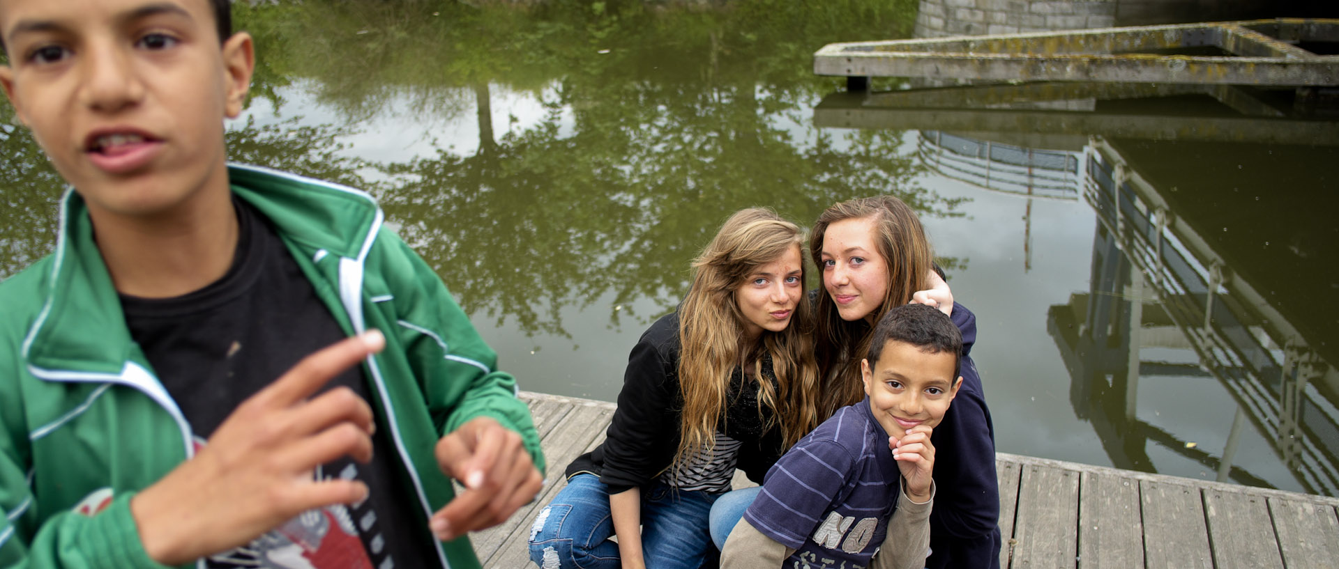 Jeunes sur une berge du canal de Roubaix.