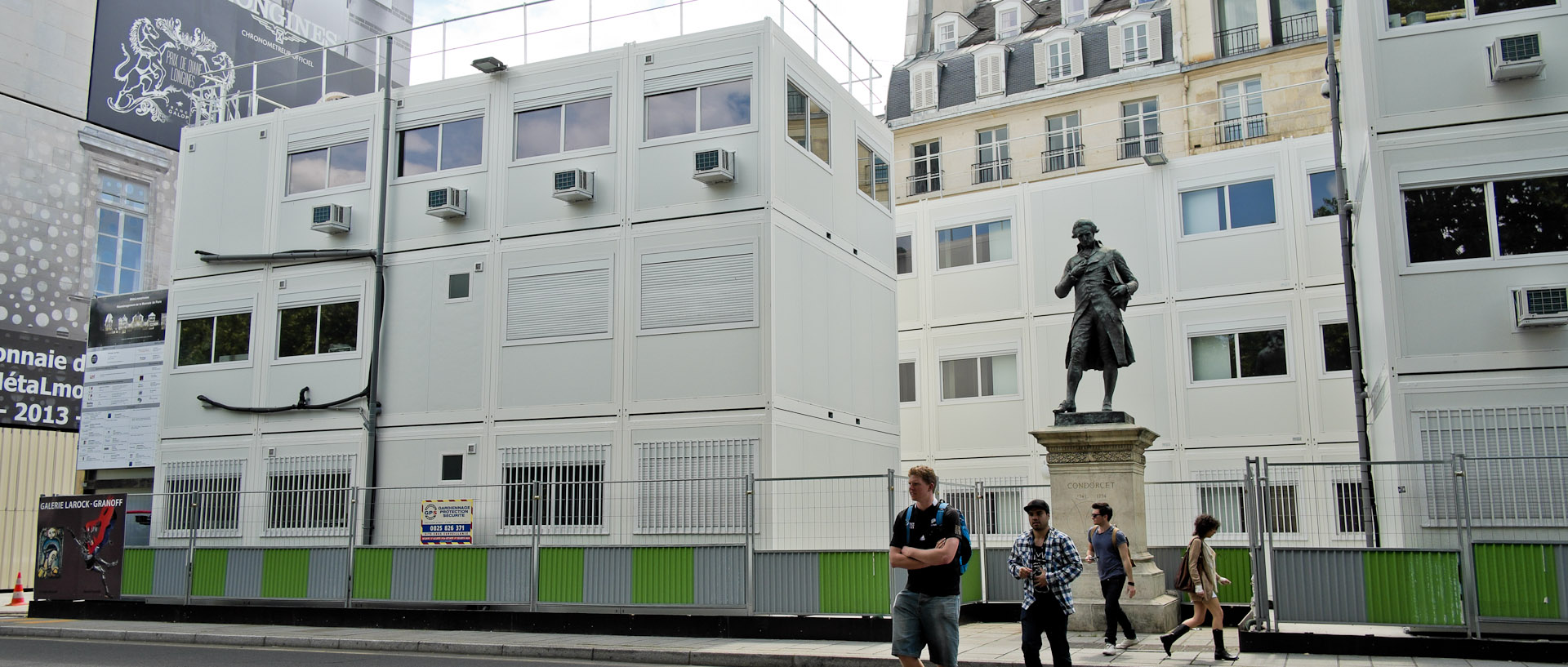 La statue de Condorcet, quai de Conti, à Paris.