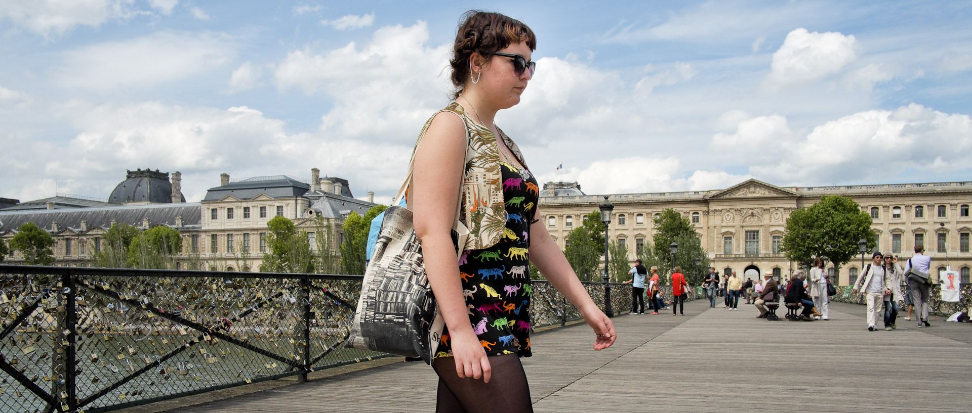 Touriste, pont des Arts, à Paris.