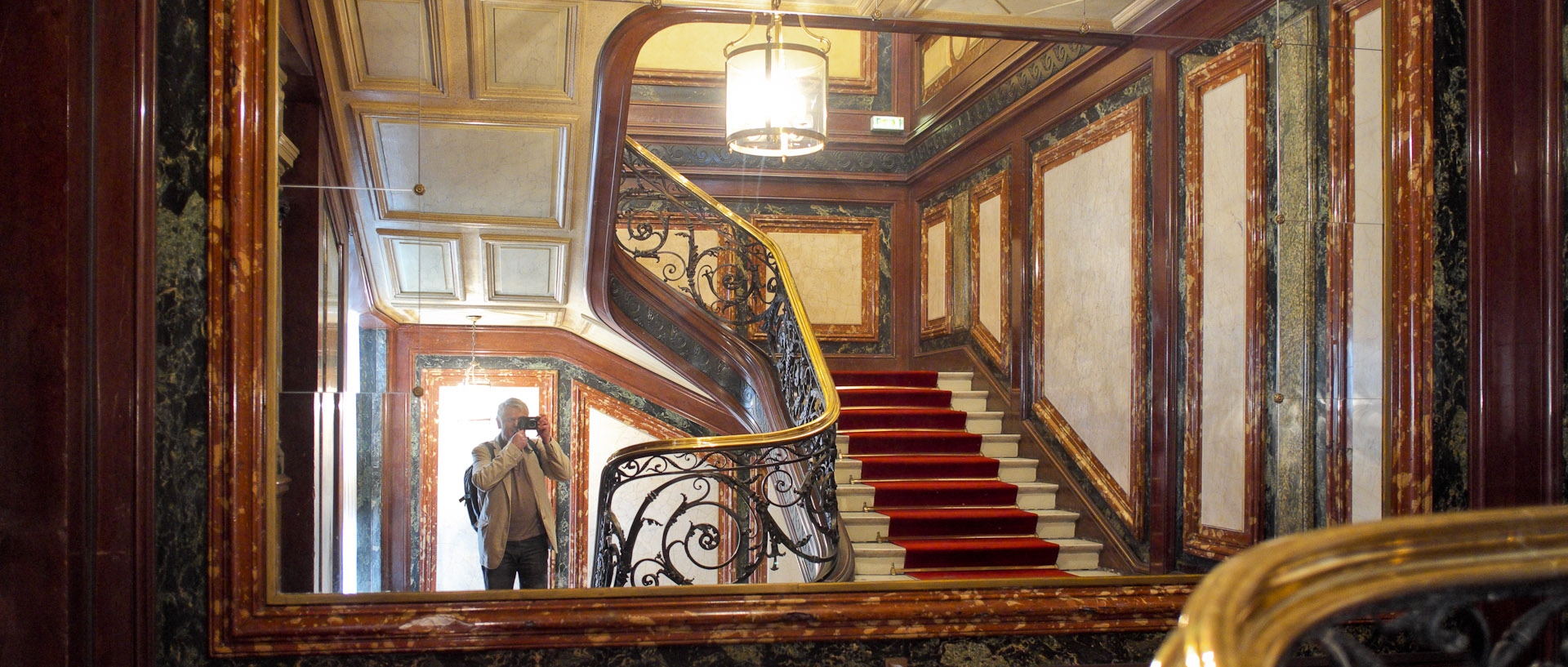 Dans les escaliers du Cercle Républicain, avenue de l'Opéra, à Paris.
