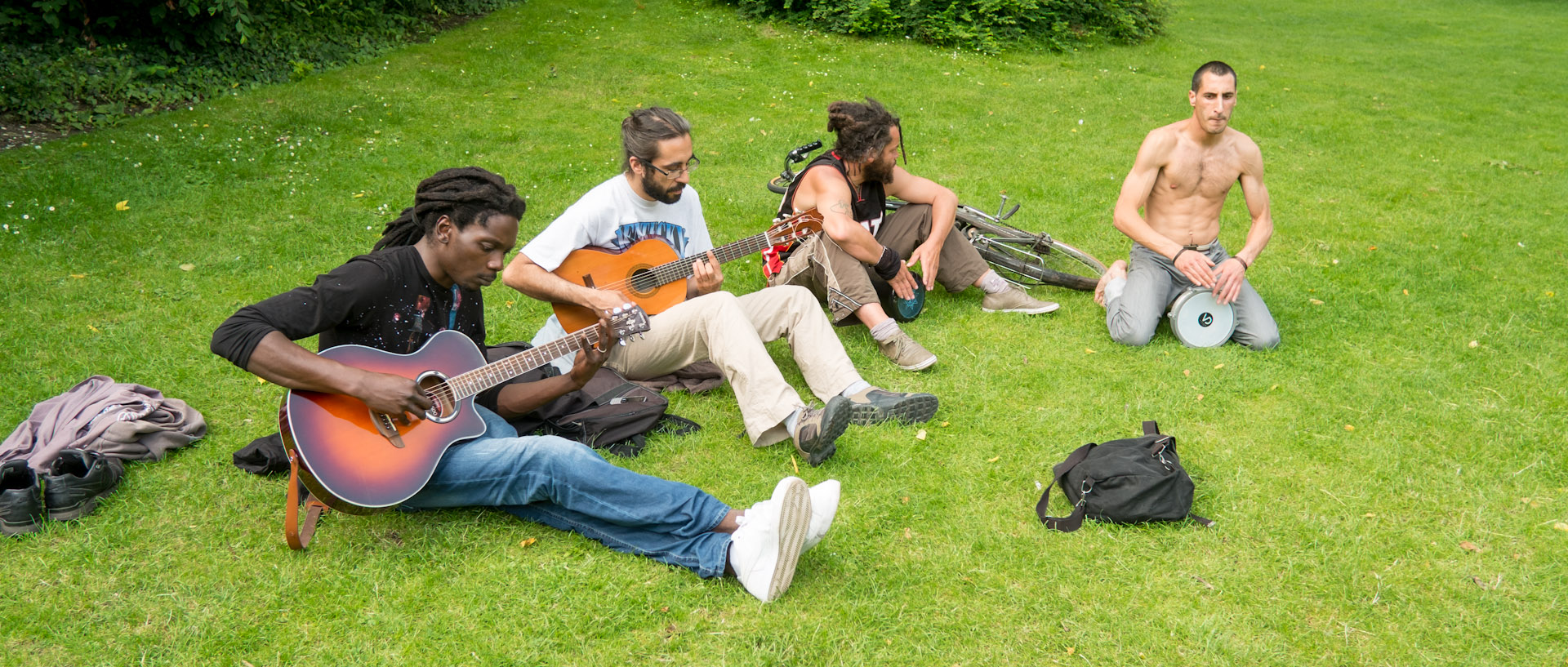 Jeunes musiciens dans l'herbe, jardin Vauban, à Lille.