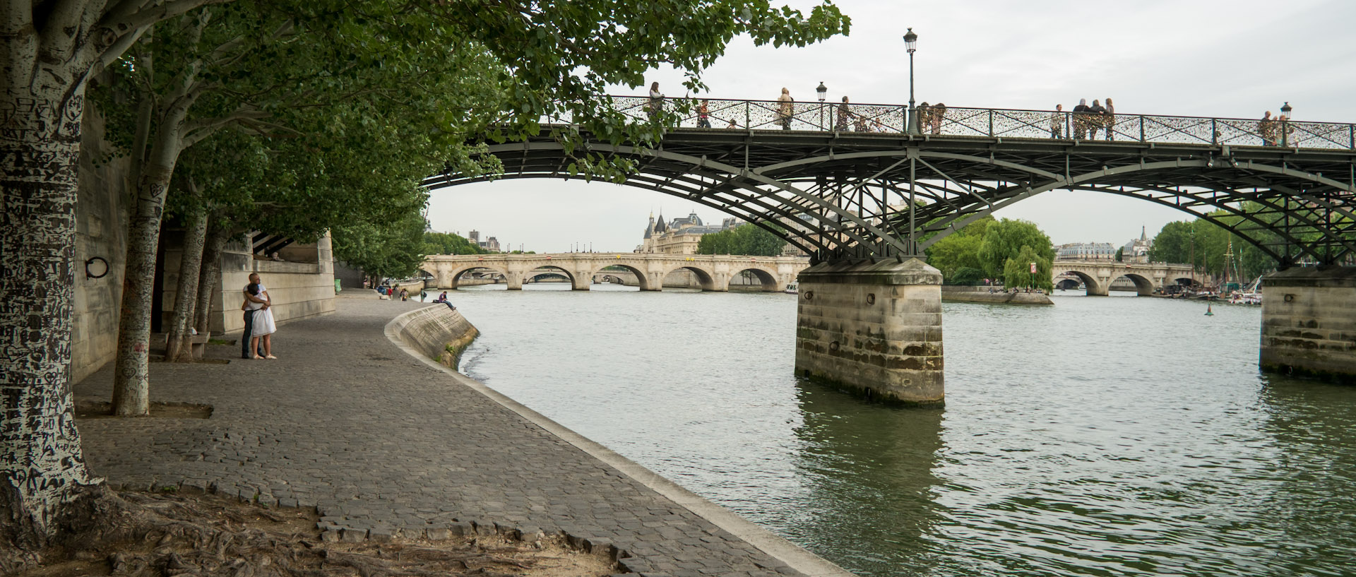 Sous le Pont des Arts, à Paris.