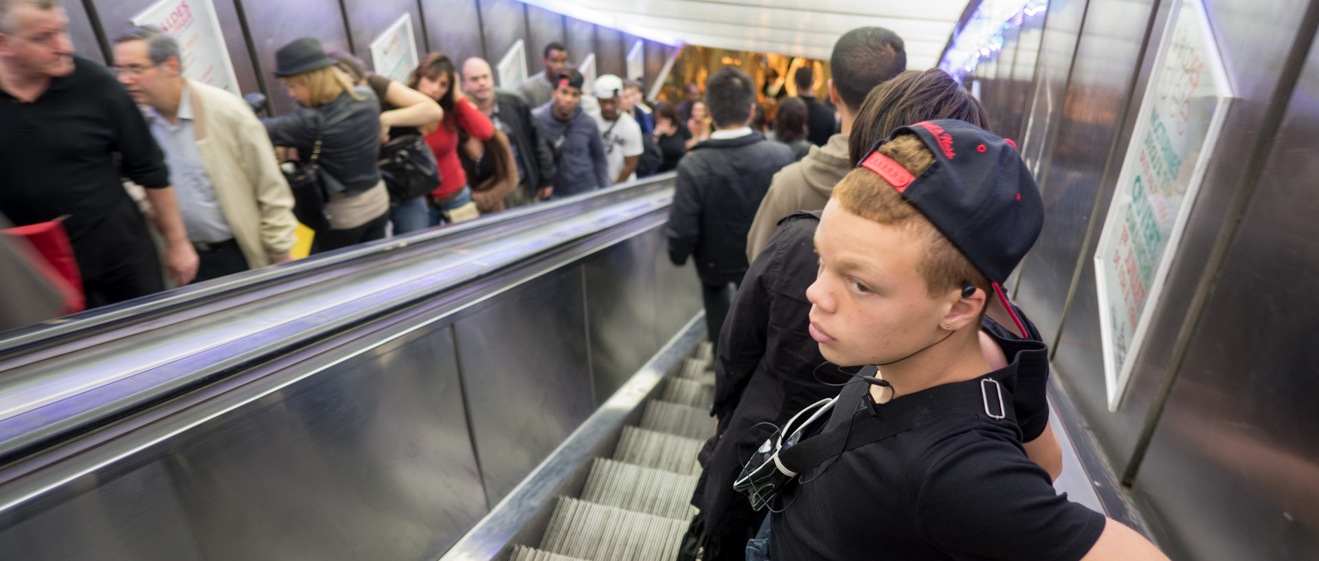 Jeune dans un escalator du RER, Châtelet-les-Halles, à Paris.
