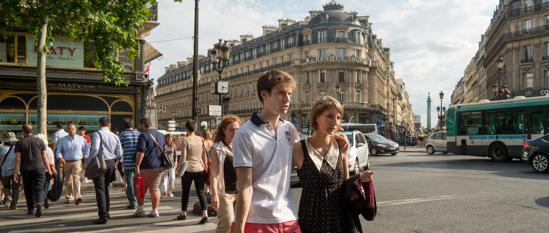 Jeune couple, boulevard des Capucines, à Paris.