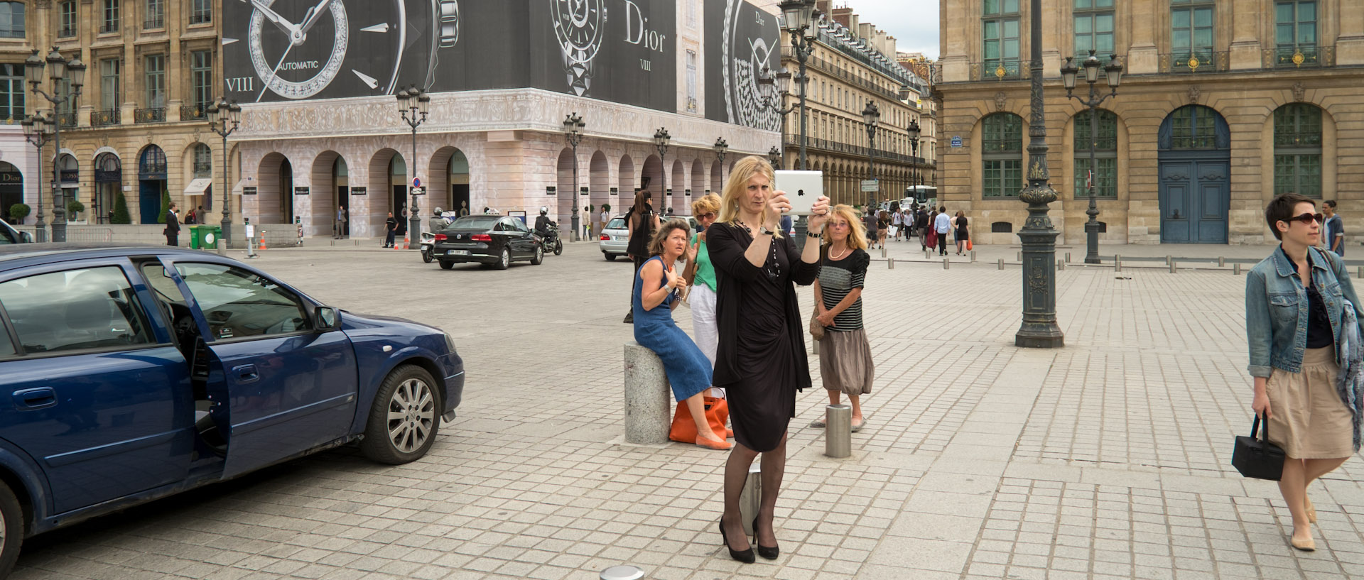 Femme photographiant avec son I Pad, place Vendôme, à Paris.