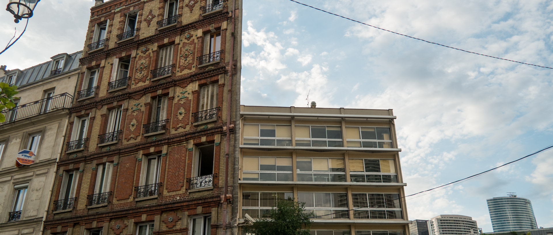 Vieux immeubles et immeubles modernes, rue Jean-Jaurès, à Puteaux.