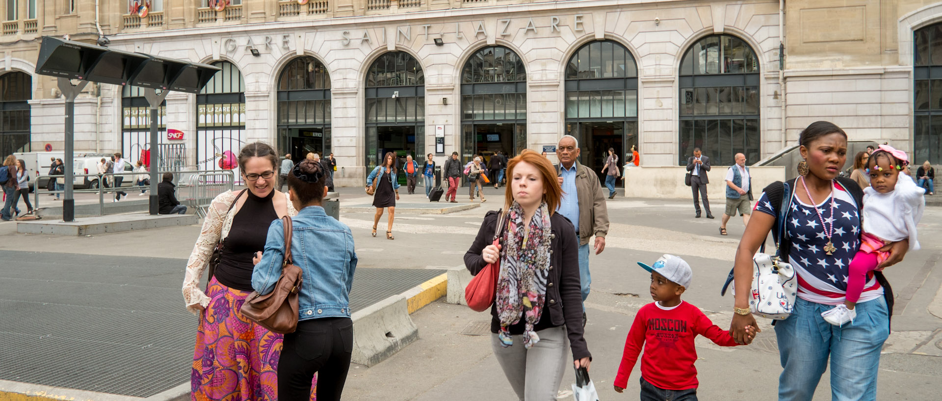 Passants devant la gare Saint-Lazare, à Paris.