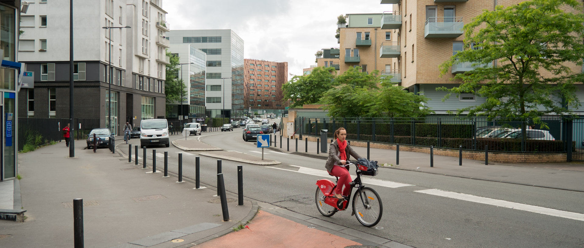 Cycliste, rue du Faubourg de Roubaix, à Lille.