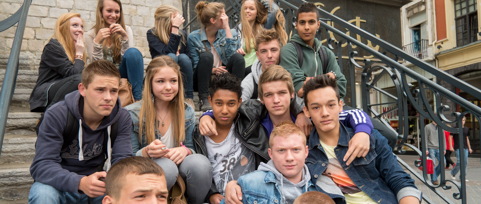 Groupe de jeunes sur les marches du théâtre du Nord, place du Général-de-Gaulle, à Lille.