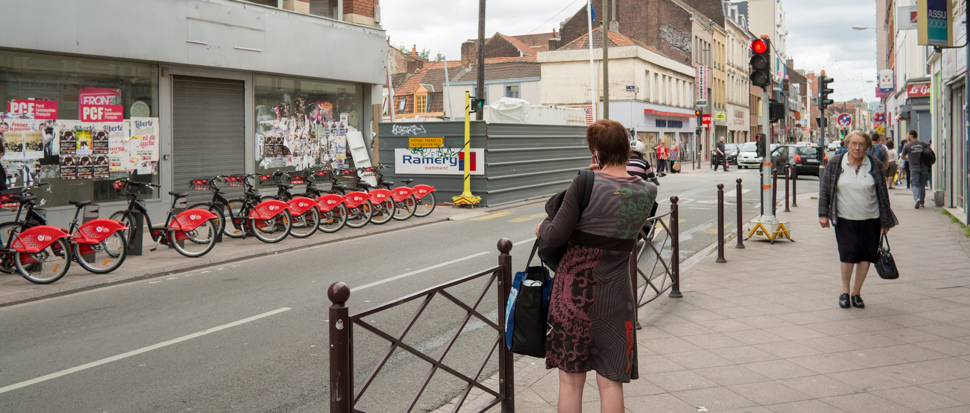 Femme avec un téléphone portable, rue Gambetta, à Wazemmes, Lille.