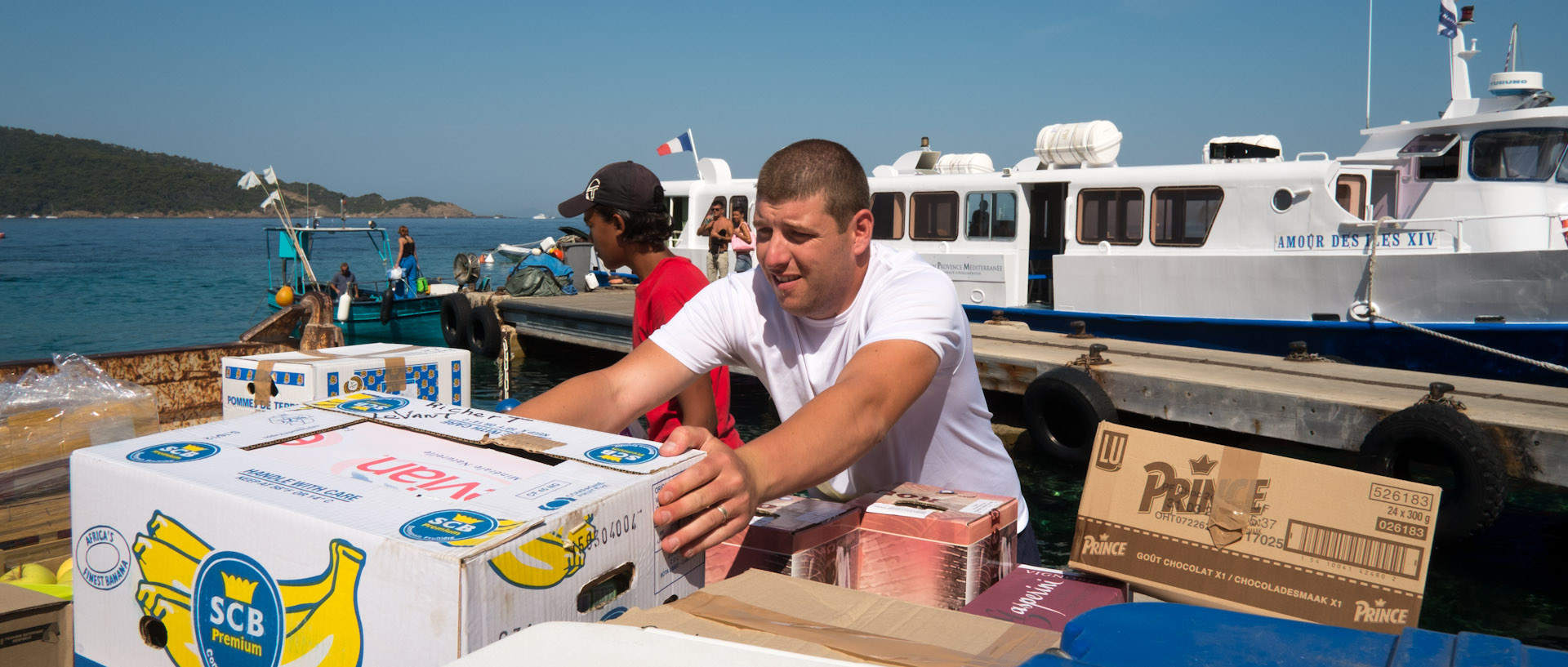 Chargement des marchandises sur un camion, au port de l'Aygade, à l'île du Levant.