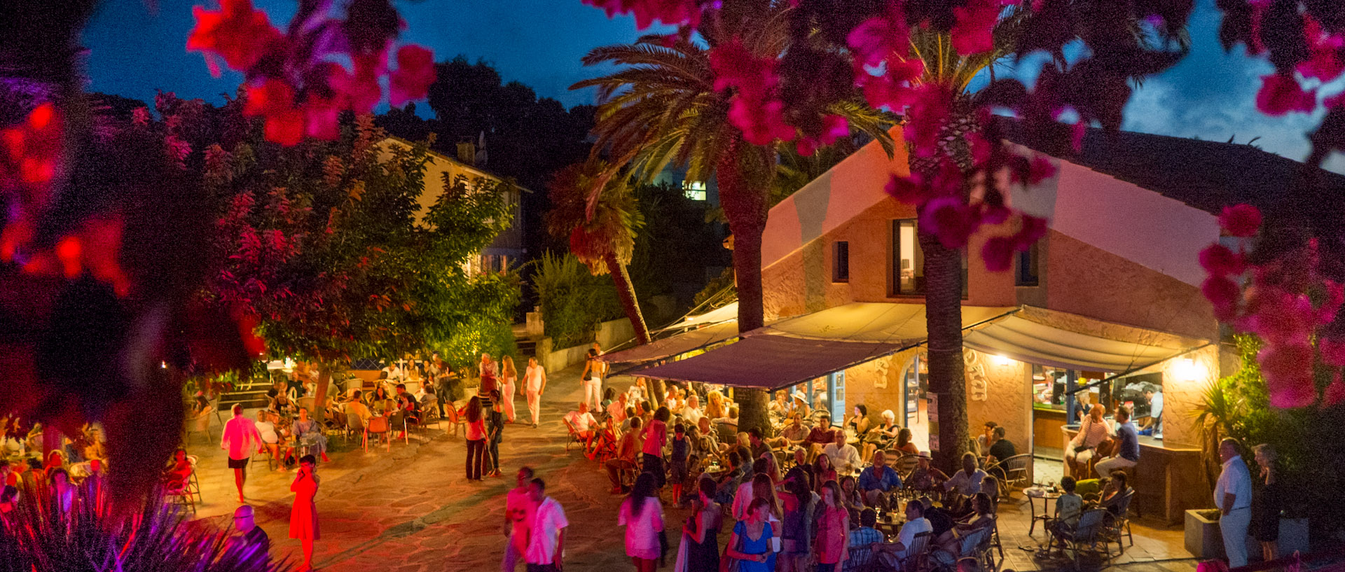 La place du village d'Héliopolis, un soir de concert, à l'île du Levant.