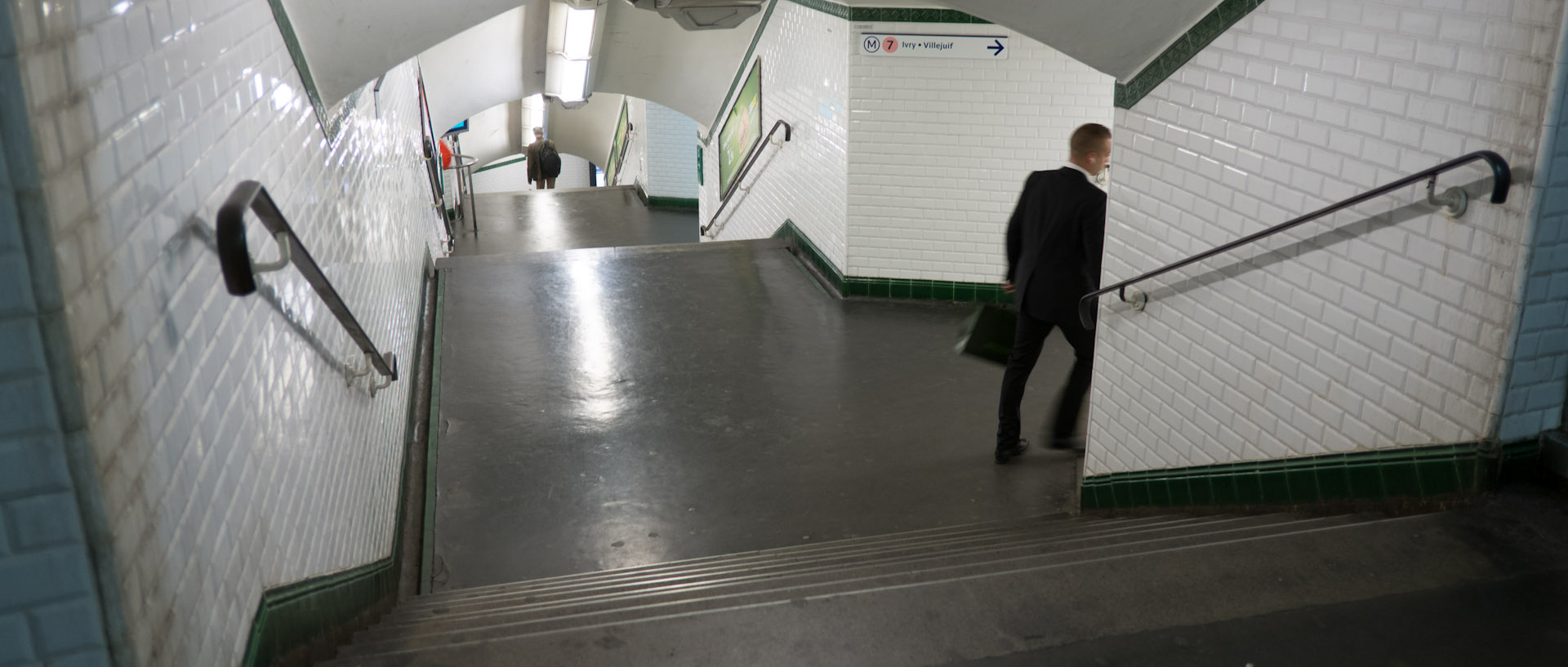 Couloir du métro, station gare de l'Est, à Paris.