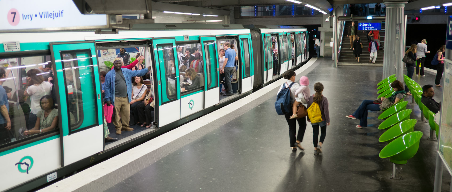 Sur un quai de métro, station République, à Paris.