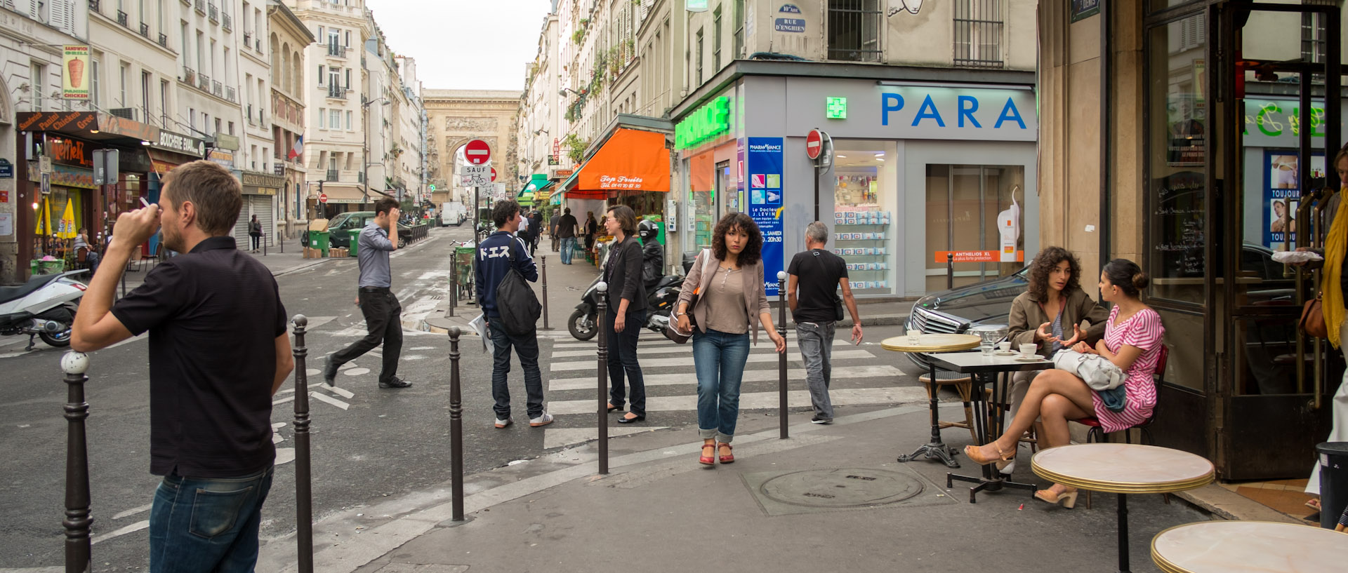 Passants à un carrefour, rue du faubourg Saint-Denis, à Paris.