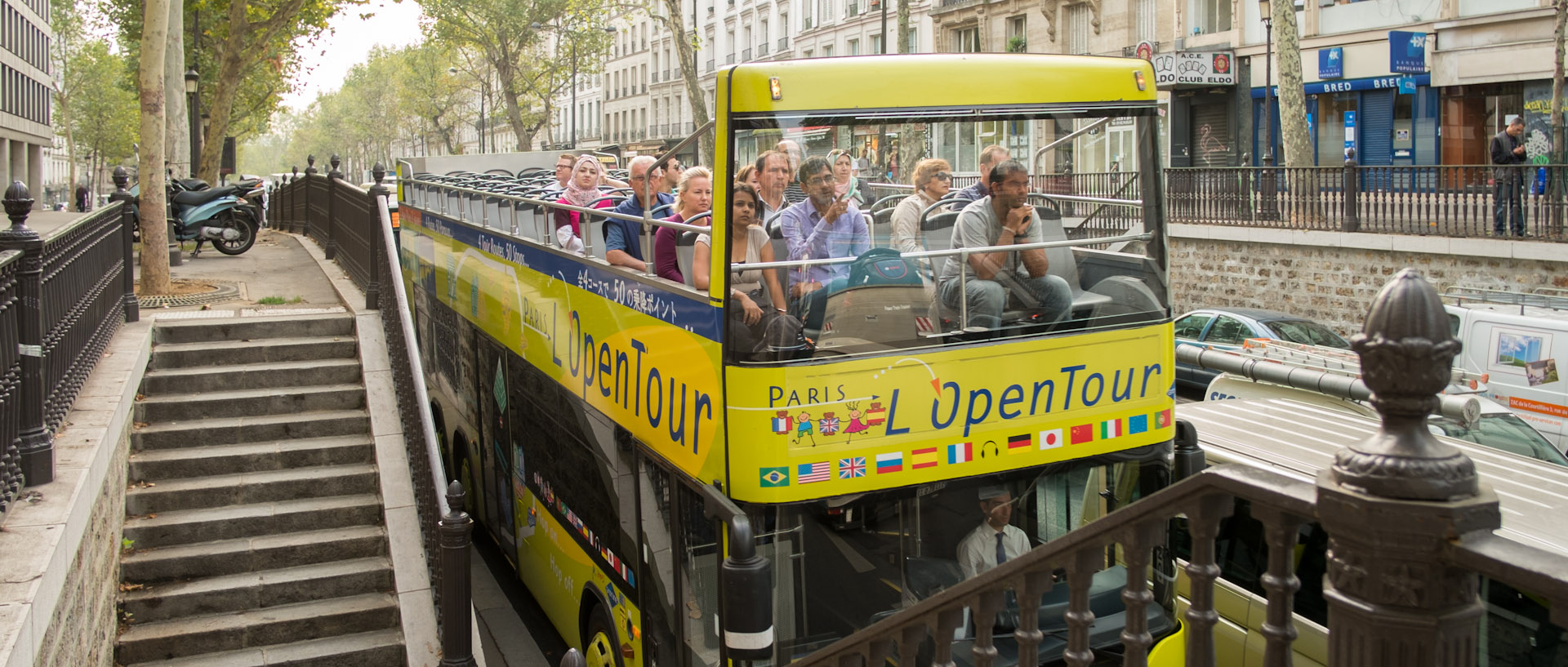 Touristes dans un autobus à impériale, boulevard Saint-Martin, à Paris.