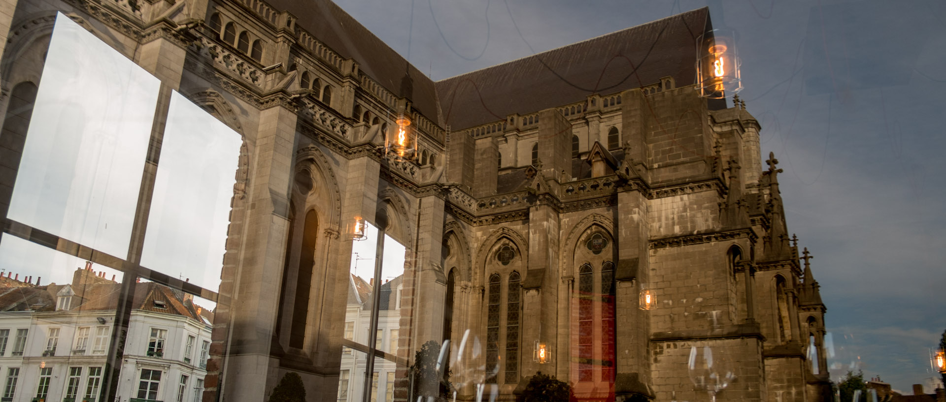 Reflet de la cathédrale de la Treille, à Lille.