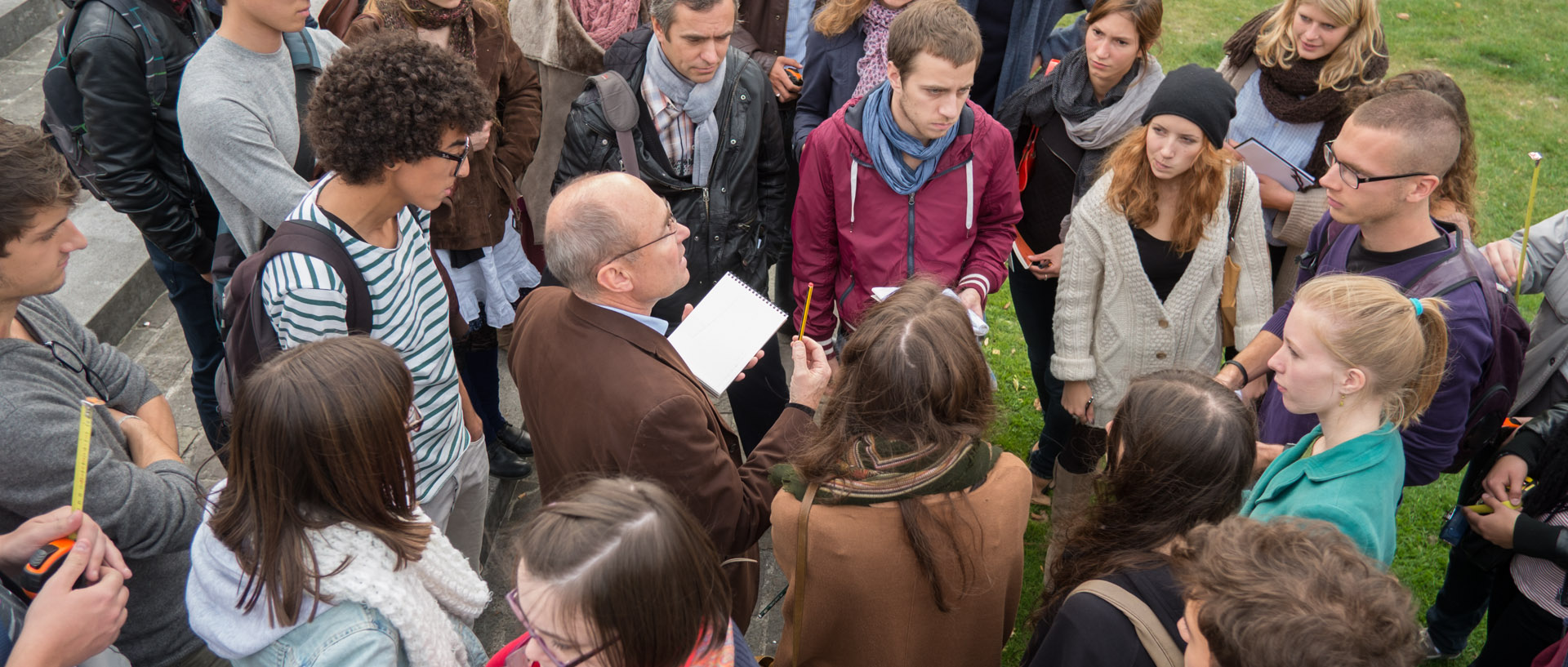 Professeur et étudiants en architecture, quai de Wault, à Lille.