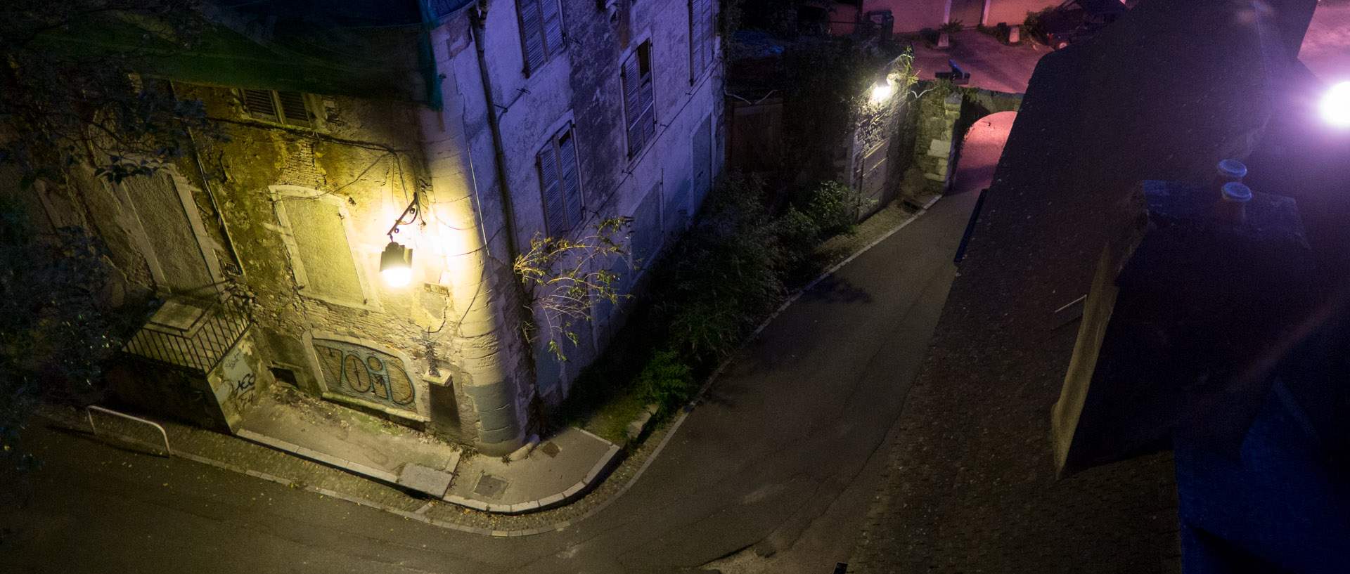 Petite rue, la nuit, à Pau.