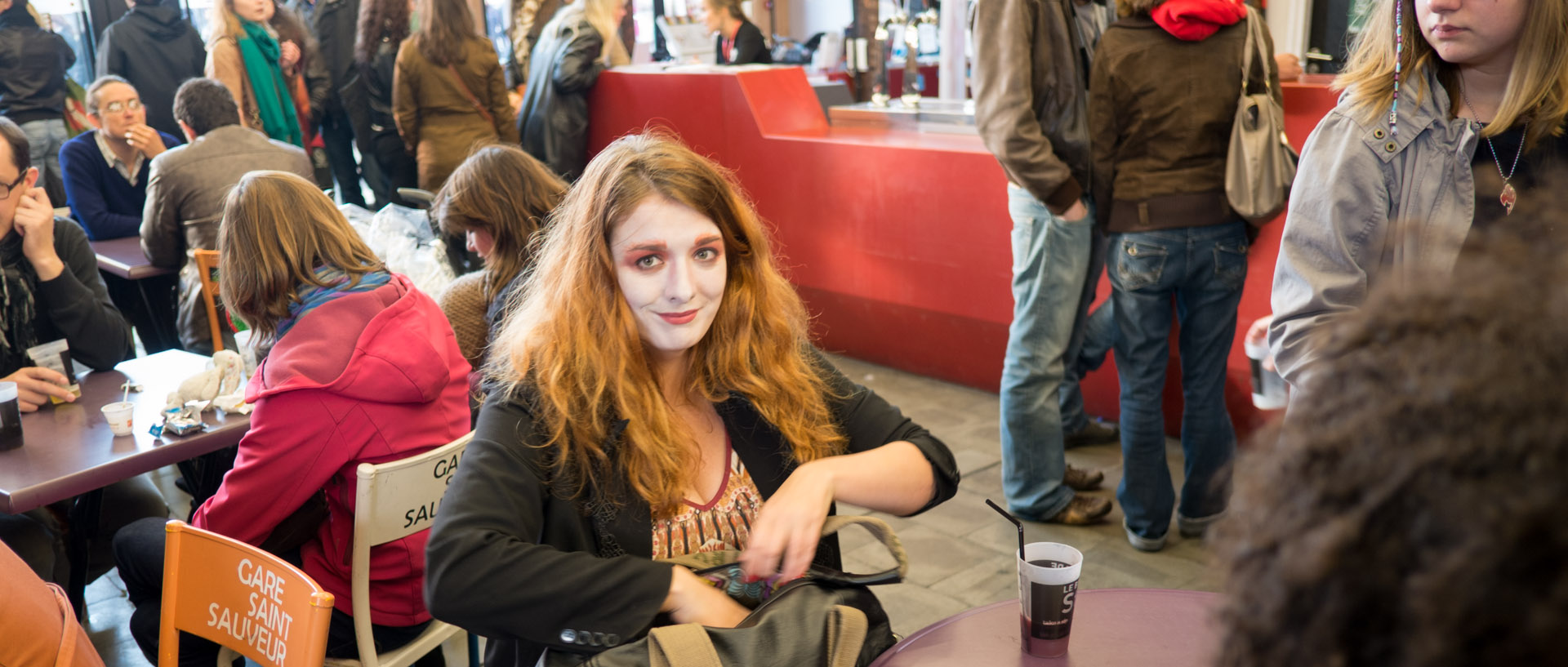 Jeune fille maquillée dans le café de la Gare Saint-Sauveur, à Lille.