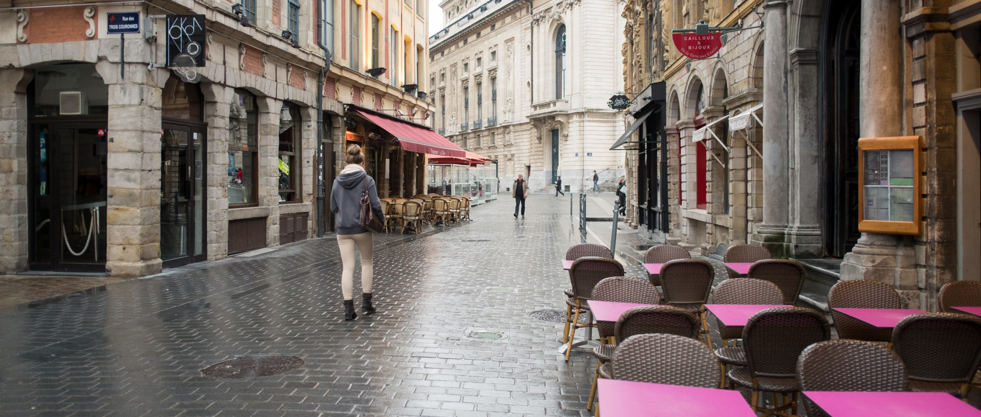 La rue des Sept Agaches sous la pluie, à Lille.