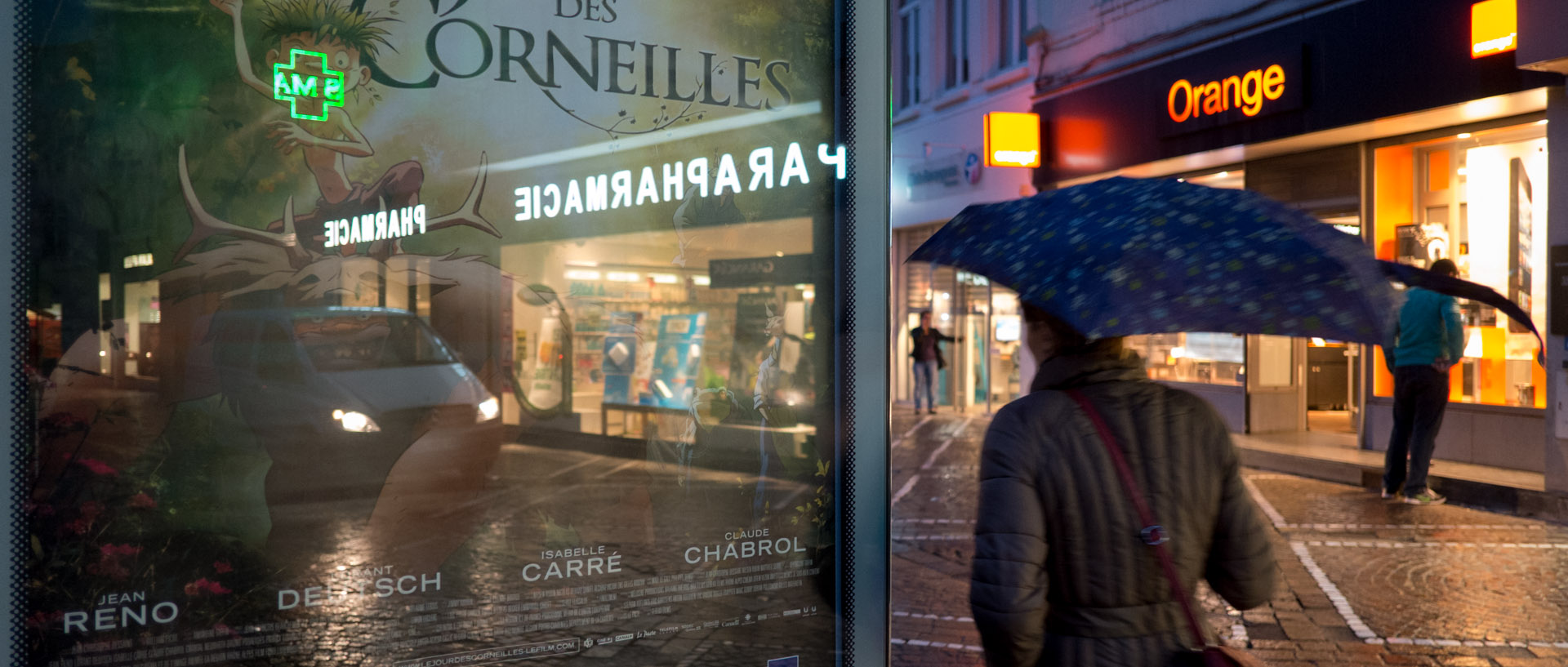 Passante avec un parapluie, Grande Place, à Tourcoing.
